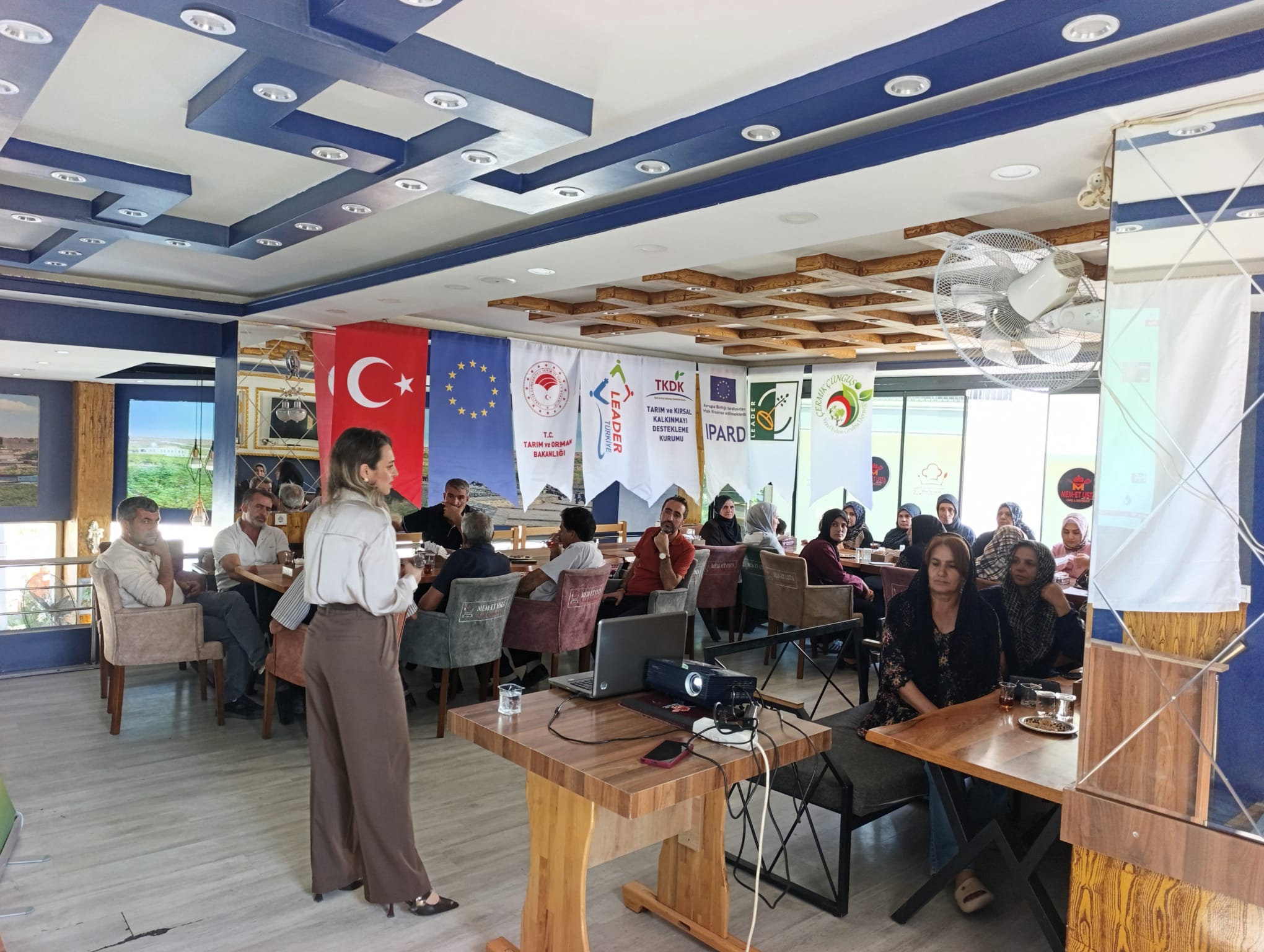 3.1 Yerel kolektif kuruluşların ve STK’ların kurulması ve geliştirilmesi için animasyon Çermik -Çüngüş  YEG alanında YEG üyeleri ve yönetimi dahil yerel halka kooperatifçilik ve stk  eğitimlerinin verilmesi  halkın biliçlendirilmesi ve istihtama katkı sunması amacıyla 1 uzman eğitimci tarafından  20- 50 katılımcıya  2 GÜN  bilgilendirme   toplantısı  yapıldı